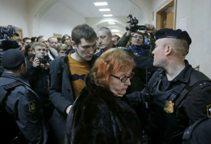 Ce a facut mama lui Alexei Navalnii dupa anuntul mortii fiului ei. Cum a fost surprinsa Ludmila Navalnaia - FOTO
Ce a facut mama lui Alexei Navalnii dupa anuntul mortii fiului ei. Cum a fost surprinsa Ludmila Navalnaia - FOTO
