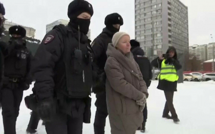 Rusii ce indraznesc sa aprinda o lumanare pentru Navalnii, reprimati brutal. „Mai mult decat sa ma omoare n-au ce sa-mi faca”
Rusii ce indraznesc sa aprinda o lumanare pentru Navalnii, reprimati brutal. „Mai mult decat sa ma omoare n-au ce sa-mi faca”