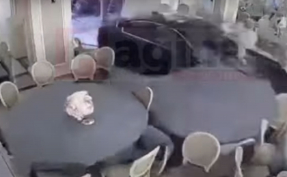 Cu BMW-ul in restaurant! Momentul in care un sofer din Romania intra cu viteza prin usile unui local - VIDEO Cu BMW-ul in restaurant! Momentul in care un sofer din Romania intra cu viteza prin usile unui local - VIDEO