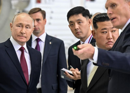 Kim Jong Un a primit in dar o masina de la Putin
Kim Jong Un a primit in dar o masina de la Putin