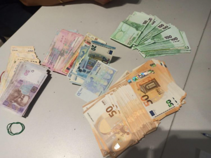 Un barbat si tatal sau - cercetati penal pentru o schema de spalare de bani in proportii deosebit de mari, dupa ce ar fi operat tranzactii suspecte de milioane de lei. Procurorii au descins cu perchezitii 
