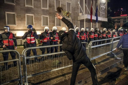 Proteste violente in Albania. Manifestantii au aruncat cu sticle incendiare in sediul Guvernului - VIDEO Proteste violente in Albania. Manifestantii au aruncat cu sticle incendiare in sediul Guvernului - VIDEO