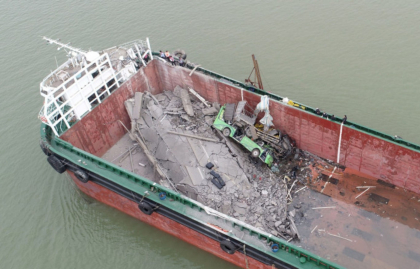 O nava cargo a lovit un pod rutier in China, distrugand o parte din el si aruncand masinile in apa - FOTO