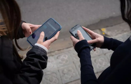 Telefoanele mobile, interzise in scolile din Anglia pentru elevi, inclusiv in pauze. „Reprezinta o distragere nedorita a atentiei in clasa” Telefoanele mobile, interzise in scolile din Anglia pentru elevi, inclusiv in pauze. „Reprezinta o distragere nedorita a atentiei in clasa”