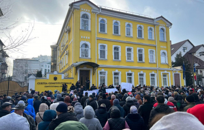 Locuitori din Gagauzia protesteaza in fata Curtii Constitutionale, fiind nemultumiti de modificarile Codului Fiscal Locuitori din Gagauzia protesteaza in fata Curtii Constitutionale, fiind nemultumiti de modificarile Codului Fiscal