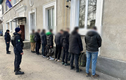 Ar fi achitat 51 de mii de dolari pentru a ajunge in Moldova. Opt ucraineni, surprinsi in timp ce traverseaza ilegal frontiera - VIDEO Ar fi achitat 51 de mii de dolari pentru a ajunge in Moldova. Opt ucraineni, surprinsi in timp ce traverseaza ilegal frontiera - VIDEO
