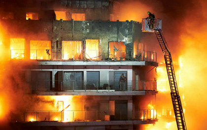 Cladirea a luat foc „in cateva minute", „de parca era facuta din paie". Primele declaratii dupa tragedia din Valencia
