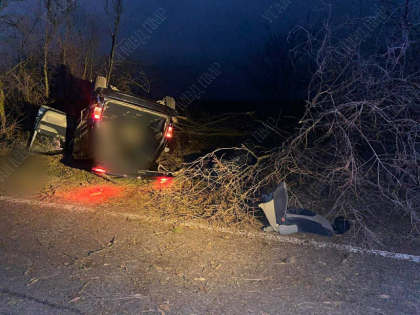 Grav accident in stanga Nistrului. Un barbat a murit, dupa ce s-a lovit intr-un copac, apoi s-a rasturnat cu masina. Imagini de la locul impactului - FOTO Grav accident in stanga Nistrului. Un barbat a murit, dupa ce s-a lovit intr-un copac, apoi s-a rasturnat cu masina. Imagini de la locul impactului - FOTO