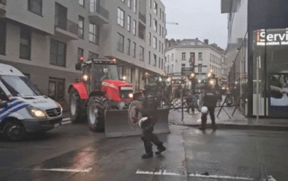 Momentul in care fermierii sparg cu tractoarele barajul politiei, la Bruxelles - VIDEO