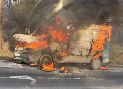 O masina a luat foc pe o strada din capitala. Imagini de la locul incendiului - VIDEO O masina a luat foc pe o strada din capitala. Imagini de la locul incendiului - VIDEO