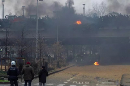 Bruxellesul, transformat in camp de lupta. Centrul orasului, blocat de tractoare si anvelope in flacari. Politia trage cu tunuri de apa - VIDEO