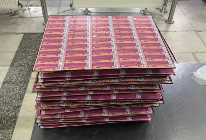 A incercat sa intre in tara cu un lot comercial de medicamente folosite in apicultura fara a le declara. Un tanar - documentat la vama Leuseni - FOTO A incercat sa intre in tara cu un lot comercial de medicamente folosite in apicultura fara a le declara. Un tanar - documentat la vama Leuseni - FOTO