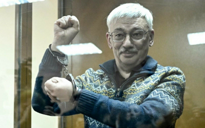 Activistul pentru apararea drepturilor omului in Rusia, Oleg Orlov, condamnat la inchisoare. A criticat regimul Putin
