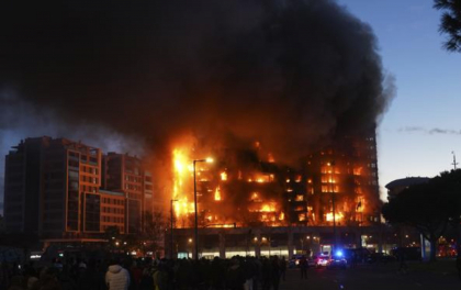 Doi romani au murit in incendiul de la blocul din Valencia
Doi romani au murit in incendiul de la blocul din Valencia