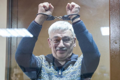 Rusia l-a condamnat la 2 ani si jumatate de inchisoare pe laureatul Nobel Oleg Orlov Rusia l-a condamnat la 2 ani si jumatate de inchisoare pe laureatul Nobel Oleg Orlov