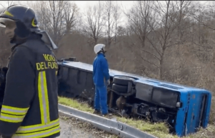 Un autocar care transporta 40 de elevi s-a rasturnat pe un drum din Italia Un autocar care transporta 40 de elevi s-a rasturnat pe un drum din Italia