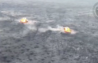 Doua transportoare blindate de trupe rusesti explodeaza exact in acelasi timp, dupa ce calca pe mine, la distanta de cateva zeci de metri unul de altul - VIDEO Doua transportoare blindate de trupe rusesti explodeaza exact in acelasi timp, dupa ce calca pe mine, la distanta de cateva zeci de metri unul de altul - VIDEO