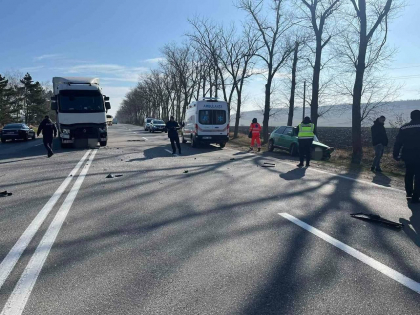 Grav accident la Singerei. Un barbat a murit, dupa ce s-a lovit violent cu masina intr-un camion. Imagini de la locul impactului - FOTO