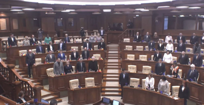 Deputatii au tinut un minut de reculegere in memoria persoanelor decedate in razboiul din Ucraina: „Datorita lor, noi traim in pace” Deputatii au tinut un minut de reculegere in memoria persoanelor decedate in razboiul din Ucraina: „Datorita lor, noi traim in pace”