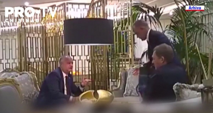 Dosarul „kuliok”: imaginile video in care Vlad Plahotniuc ii da lui Igor Dodon o sacosa neagra in care ar fi fost bani, trimise spre expertiza
