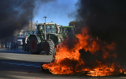Zeci de agricultori au fost arestati la Paris, dupa ce au blocat Arcul de Triumf. Politia a dispersat protestul rapid
