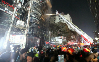 Peste 40 de oameni au murit intr-un incendiu devastator, in Bangladesh. Un mall de sase etaje a luat foc - VIDEO
Peste 40 de oameni au murit intr-un incendiu devastator, in Bangladesh. Un mall de sase etaje a luat foc - VIDEO