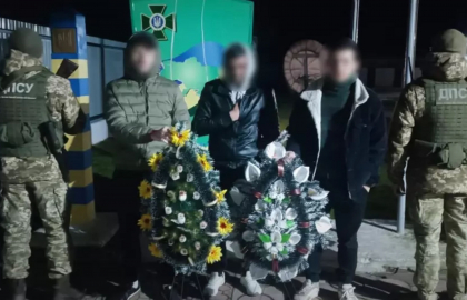 Doi ucraineni au vrut sa treaca granita spre Romania, sustinand ca merg „la inmormantarea bunicii”. Cumparasera coroane si platisera doua mii de dolari unui taximetrist - FOTO Doi ucraineni au vrut sa treaca granita spre Romania, sustinand ca merg „la inmormantarea bunicii”. Cumparasera coroane si platisera doua mii de dolari unui taximetrist - FOTO