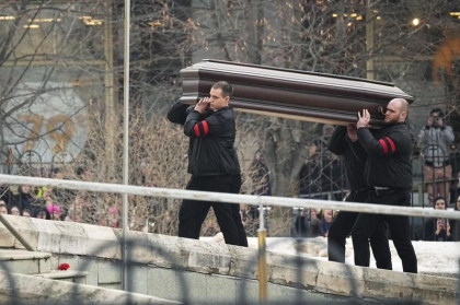 Momentul cand sicriul lui Alexei Navalnii ajunge la biserica: Oamenii au strigat numele opozantului rus - VIDEO Momentul cand sicriul lui Alexei Navalnii ajunge la biserica: Oamenii au strigat numele opozantului rus - VIDEO