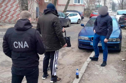 Un politist din Orhei - cercetat penal pentru trafic de influenta. Ofiterii CNA au descins cu perchezitii. Ce a facut acesta