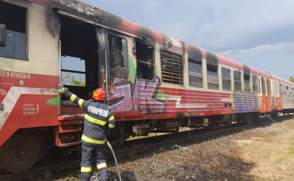 Incendiu la un tren care circula pe ruta Iasi-Harlau. Aproximativ 20 de persoane au iesit singure din automotor
Incendiu la un tren care circula pe ruta Iasi-Harlau. Aproximativ 20 de persoane au iesit singure din automotor