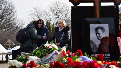 Mama lui Navalnii a venit la cimitir, la o zi de la inmormantarea transformata in protest. Rusii stau la coada sa puna flori la mormant - FOTO Mama lui Navalnii a venit la cimitir, la o zi de la inmormantarea transformata in protest. Rusii stau la coada sa puna flori la mormant - FOTO