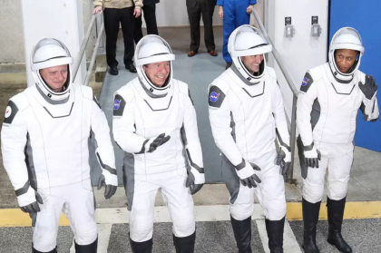 Patru astronauti, trei americani si un rus, se indreapta spre Statia Spatiala Internationala, unde vor sta 6 luni