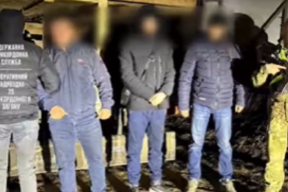 S-au ascuns intr-un camion care transporta animale ca sa ajunga in Moldova: Doi ucraineni, prinsi la frontiera - VIDEO S-au ascuns intr-un camion care transporta animale ca sa ajunga in Moldova: Doi ucraineni, prinsi la frontiera - VIDEO