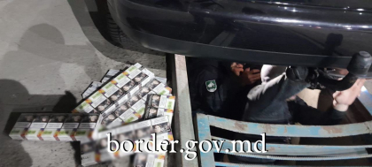 Circa 5 mii de tigari, ascunse in masina unui moldovean care a pornit spre Europa. Le-a gasit cainele de serviciu Nero - FOTO Circa 5 mii de tigari, ascunse in masina unui moldovean care a pornit spre Europa. Le-a gasit cainele de serviciu Nero - FOTO