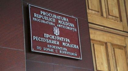 Trei fosti angajati ai organelor de forta, implicati in dosarul de finantare ilegala a partidelor, plasati in arest preventiv pentru 30 de zile