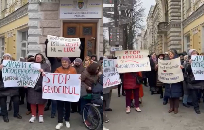 Asistentii personali protesteaza din nou in fata primariei capitalei - VIDEO Asistentii personali protesteaza din nou in fata primariei capitalei - VIDEO