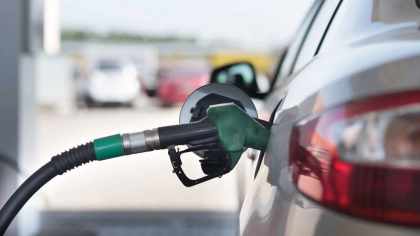 Benzina se scumpeste, iar motorina se ieftineste. Cat vor achita soferii pentru carburanti - FOTO