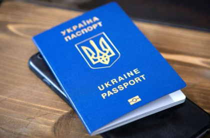 A pus 100 de euro in pasaport si l-a intins politistului de frontiera,. Un ucrainean, documentat pe caz A pus 100 de euro in pasaport si l-a intins politistului de frontiera,. Un ucrainean, documentat pe caz