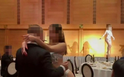 Premierul japonez, surprins intr-o situatie stanjenitoare, in prezenta unor dansatoare in bikini la un miting de partid - FOTO Premierul japonez, surprins intr-o situatie stanjenitoare, in prezenta unor dansatoare in bikini la un miting de partid - FOTO