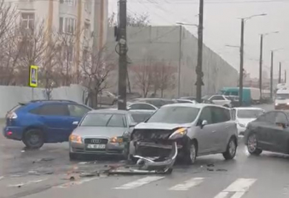 Accident in capitala. Doua masini - avariate, dupa ce s-au lovit. Imagini surprinse de martori - VIDEO Accident in capitala. Doua masini - avariate, dupa ce s-au lovit. Imagini surprinse de martori - VIDEO
