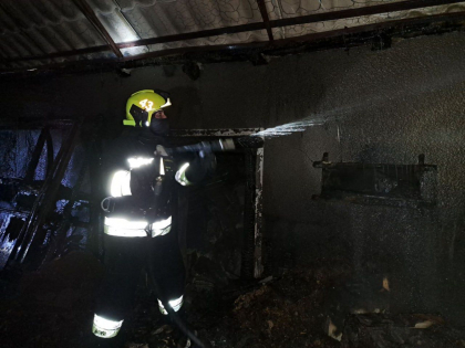 O femeie s-a ales cu arsuri, dupa ce locuinta i-a luat foc, la Telenesti. Trei echipaje de pompieri au intervenit - FOTO
