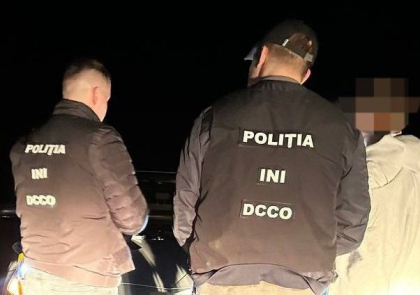 Doi adolescenti de 16 ani - prinsi in flagrant in momentul ridicarii drogurilor, la Ialoveni. Politia: „Sunt parte a unui un grup infractional” - VIDEO Doi adolescenti de 16 ani - prinsi in flagrant in momentul ridicarii drogurilor, la Ialoveni. Politia: „Sunt parte a unui un grup infractional” - VIDEO