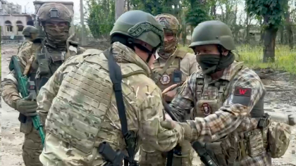Rusii au fost atacati de ... rusi. In regiunea Kursk au izbucnit lupte intre fortele lui Vladimir Putin si rusii anti-Kremlin - VIDEO Rusii au fost atacati de ... rusi. In regiunea Kursk au izbucnit lupte intre fortele lui Vladimir Putin si rusii anti-Kremlin - VIDEO