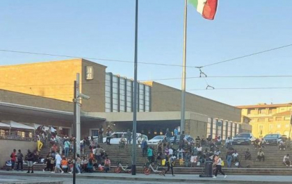 Un moldovean de 19 ani a fost injunghiat si ucis pe o strada din Italia: Cinci suspecti, retinuti
Un moldovean de 19 ani a fost injunghiat si ucis pe o strada din Italia: Cinci suspecti, retinuti
