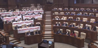 BCS boicoteaza sedinta Parlamentului. Acestia au venit cu pacarte: „PAS, nu miorilaiti atata! La treaba!” - FOTO BCS boicoteaza sedinta Parlamentului. Acestia au venit cu pacarte: „PAS, nu miorilaiti atata! La treaba!” - FOTO