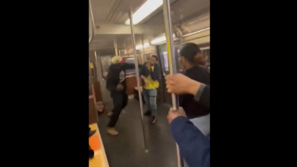 Un barbat a fost impuscat in cap la metroul din New York, dupa ce a atacat un alt calator si a scos un pistol - VIDEO