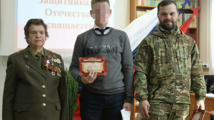 Un detinut rus devenit soldat, acuzat de violarea unor minore, ii invata pe copii despre patriotism. „Se plimba liber” Un detinut rus devenit soldat, acuzat de violarea unor minore, ii invata pe copii despre patriotism. „Se plimba liber”