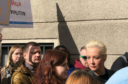Iulia Navalnaia, aplaudata cand a mers la Ambasada Rusiei la Berlin sa voteze. A facut un apel la sustinatorii sai Iulia Navalnaia, aplaudata cand a mers la Ambasada Rusiei la Berlin sa voteze. A facut un apel la sustinatorii sai