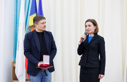 Regizorul roman, Cristian Mungiu, decorat de Maia Sandu cu „Ordinul de Onoare"
Regizorul roman, Cristian Mungiu, decorat de Maia Sandu cu „Ordinul de Onoare"
