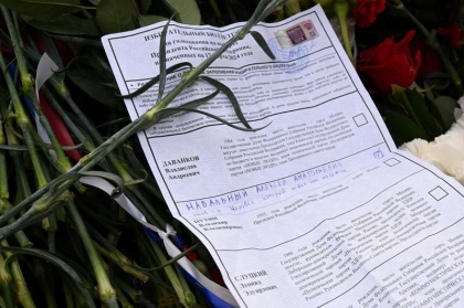 „Te alegem pe tine”. Unii rusi s-au dus la mormantul lui Navalnii pentru „a vota” la alegerile prezidentiale - FOTO/ VIDEO „Te alegem pe tine”. Unii rusi s-au dus la mormantul lui Navalnii pentru „a vota” la alegerile prezidentiale - FOTO/ VIDEO